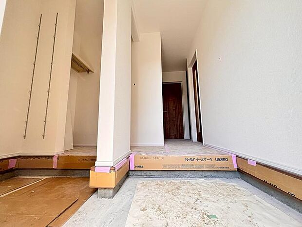 清潔感のある空間を保てるよう、収納スペースを広く設けていますので、玄関をスッキリ綺麗な空間に纏めます。(2026.3月撮影)