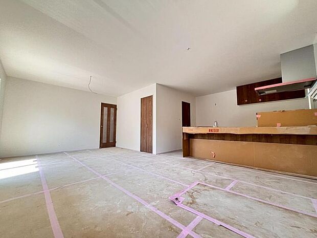 ゆったり20帖の広々リビング。明るさと風が入る窓配置が安らげる空間を演出します。(2026.3月撮影)