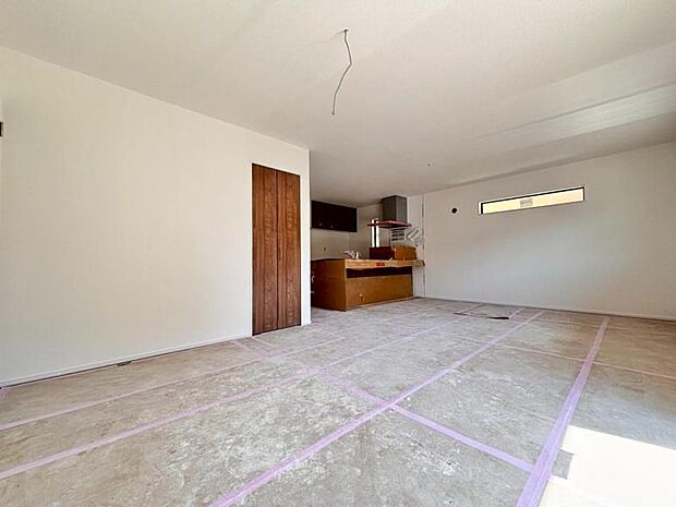 ソファーやダイニングテーブルを置いてもゆとりのある広々リビングです。ご家族みなさんで寛げる空間をぜひ現地で体感してみてください。(2026.3月撮影)