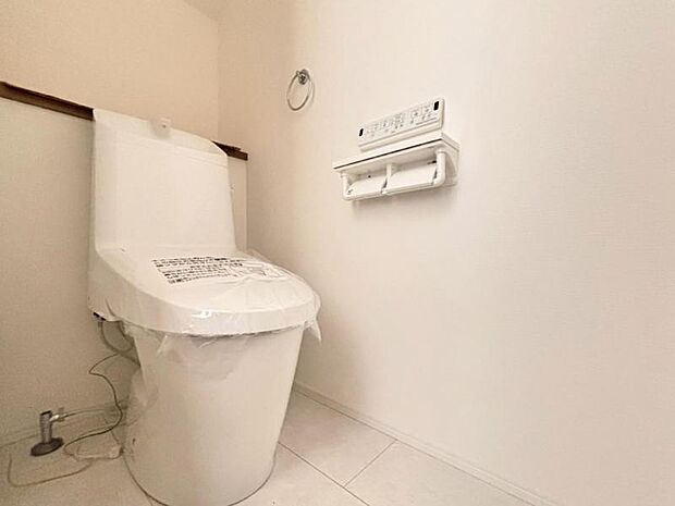 清潔感溢れるトイレ。落ち着いた空間で安らぎのひとときをお過ごしいただけます。(2026.3月撮影)