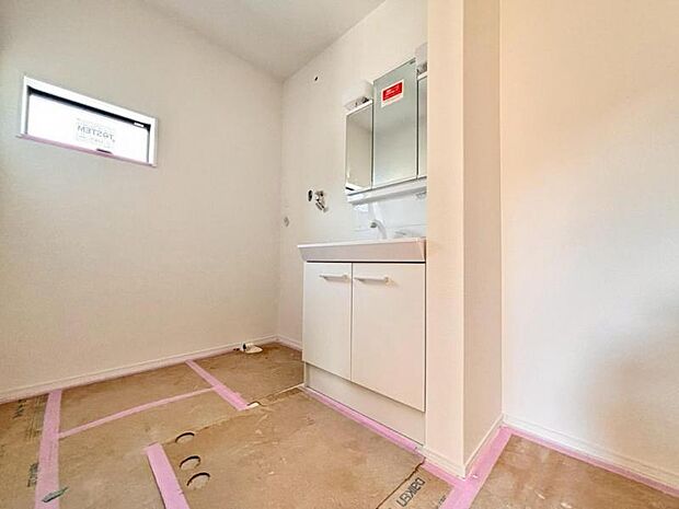 清潔感と機能性を備え、一日の始まりと終わりを心地よく演出してくれるパウダールームです。(2026.3月撮影)