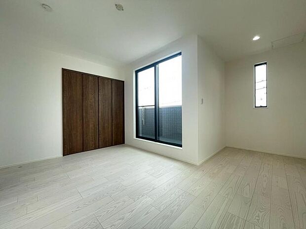 窓からたっぷりと陽光が注がれる明るい空間。時を忘れて過ごす場所として過ごせるお部屋にクローゼットをご用意。