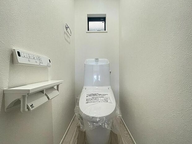 ウォシュレット付きのトイレ。落ち着いた空間で安らぎのひとときをお過ごしいただけます。