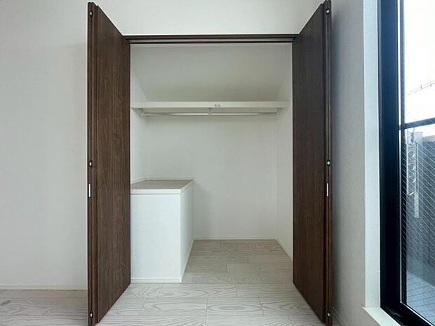 クローゼットには棚やハンガーパイプが付いており、スーツや上着などがスッキリ収納可能です。