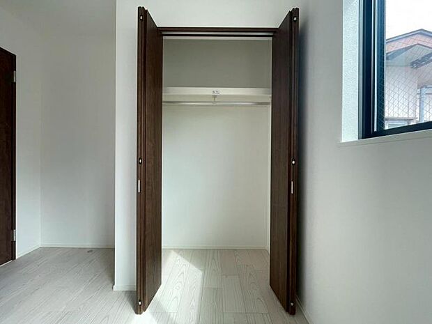 各居室にクローゼットがあり、洋服ダンスなどを置く必要がないのでお部屋を広く使えます。