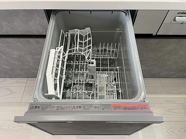 食器洗浄乾燥機を標準装備。作動中は他の家事を並行して進めることができ、家事の時短と負担軽減につながります。高温、高圧水流で洗浄するため、除菌・消臭効果が期待でき、衛生面での安心感が高まります。また、手