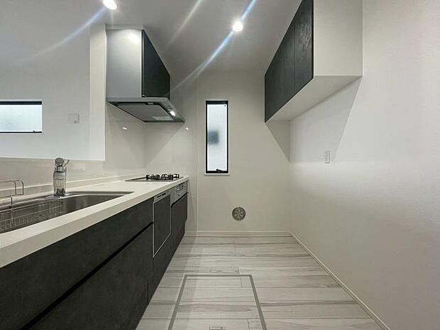 広々としたキッチンスペース。収納力のあるキッチンは料理が捗ります。カップボートや冷蔵庫を置いても十分なスペースができます。