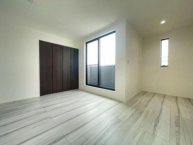 窓からたっぷりと陽光が注がれる明るい空間。時を忘れて過ごす場所として過ごせるお部屋にクローゼットをご用意。