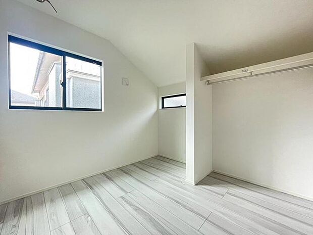 窓からたっぷりと陽光が注がれる、明るく快適なプライベート空間となっています。