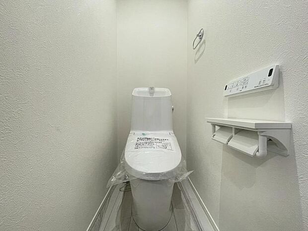 ウォシュレット付きのトイレ。落ち着いた空間で安らぎのひとときをお過ごしいただけます。