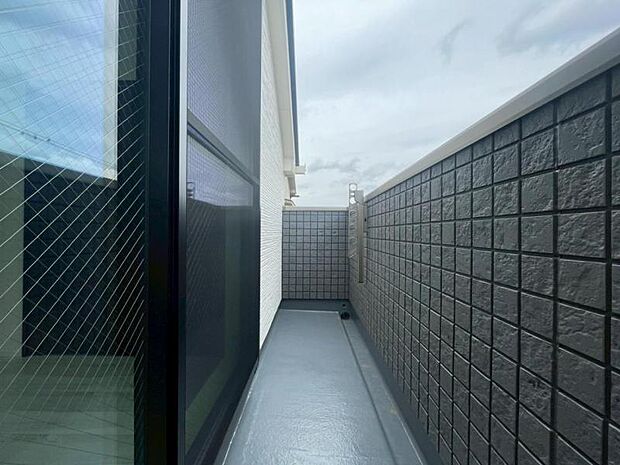 陽の光に照らされるバルコニーを、爽やかな涼風が吹き抜けていきます。