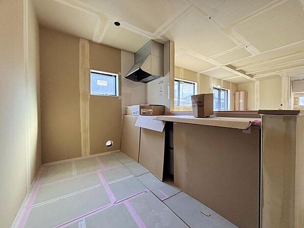 ご家族と顔を合わせながら調理できるカウンタータイプのキッチンは、開放的な雰囲気を創ります。(2026.2.23撮影)