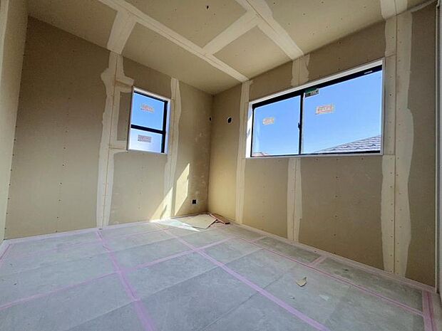 窓からたっぷりと陽光が注がれる、明るく快適なプライベート空間となっています。(2026.2.23撮影)