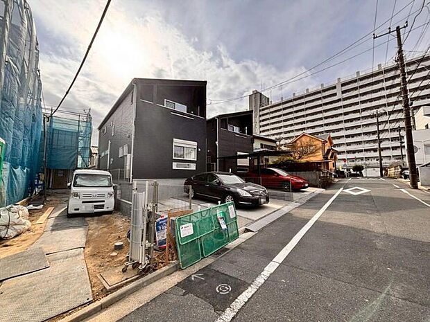 現地に接道する道路は6.0mのゆったり幅。毎日のお車の出し入れもストレスなく行えます。（2026.1.20撮影）