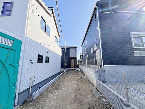 ご両親や友人・知人が訪ねてきても大丈夫。駐車スペース2台分(車種による)を確保してあります。(2026.2.23撮影)