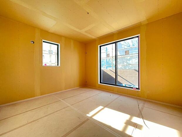 洋室7.5帖　大きな窓からたっぷりと陽光が注がれる明るい空間。日々の疲れを癒してくれる主寝室。（2026.1.12撮影）