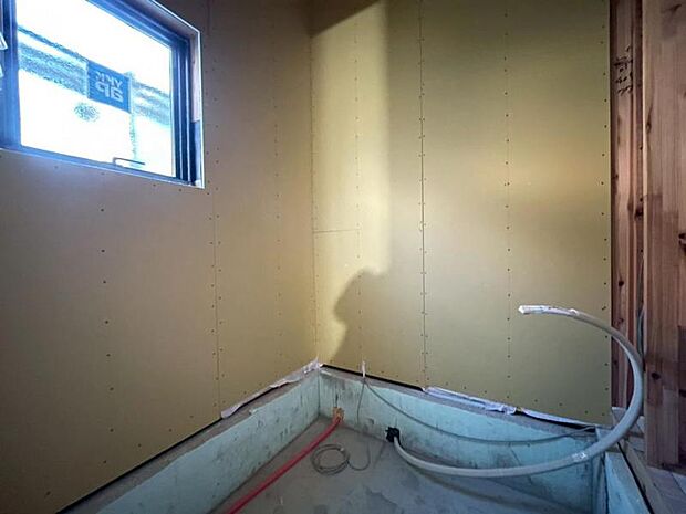 光に照らし出されたバスルーム。広い浴槽にゆっくりと身を沈め深く瞑想をすれば、また新たな活力が膨らんできます。（2026.1.12撮影）