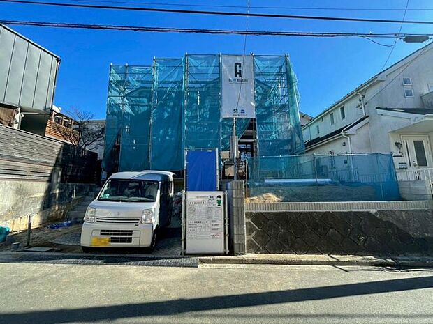 陽光に映し出される外壁が美しい。暮らす家族を、訪ねてくる友人知人を楽しませてくれる外観です。（2026.1.12撮影）