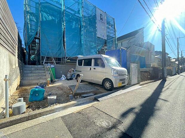 ご両親や友人・知人が訪ねてきても大丈夫。駐車スペース2台分（車種による）を確保してあります。（2026.1.12撮影）