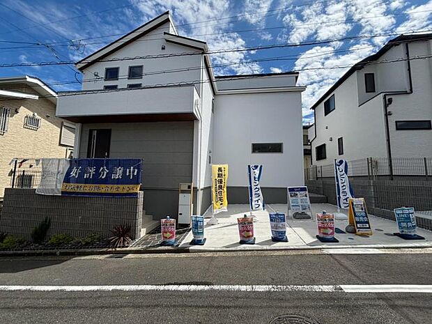 陽光に映し出される外壁が美しい。暮らす家族を、訪ねてくる友人知人を楽しませてくれる外観です。