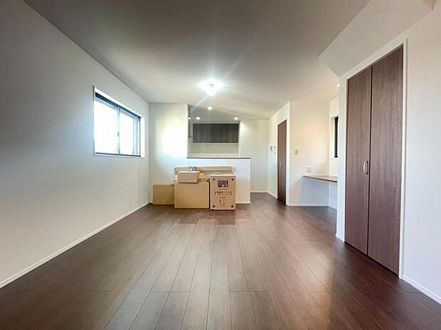 LDK15.5帖　くつろげるリビングは話に夢中になりすぎて、ついつい時間を忘れてしまう。そんな束の間の幸せを感じさせてくれる場所です。