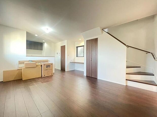 大きなソファを置いてゆったりとご生活頂けるリビング。家族が集まる場所だからこそゆったりとした空間を実現しています。