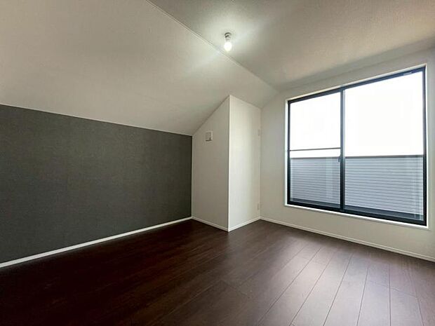 洋室6.1帖　大きな窓からたっぷりと陽光が注がれる明るい空間。日々の疲れを癒してくれる主寝室。