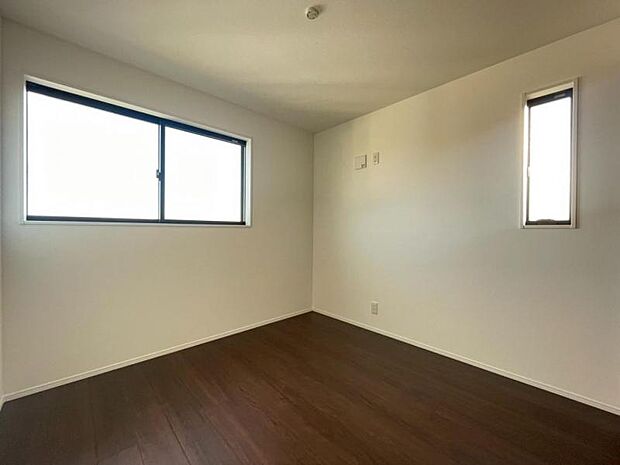 洋室5.4帖　窓からたっぷりと陽光が注がれる、明るく快適なプライベート空間となっています。