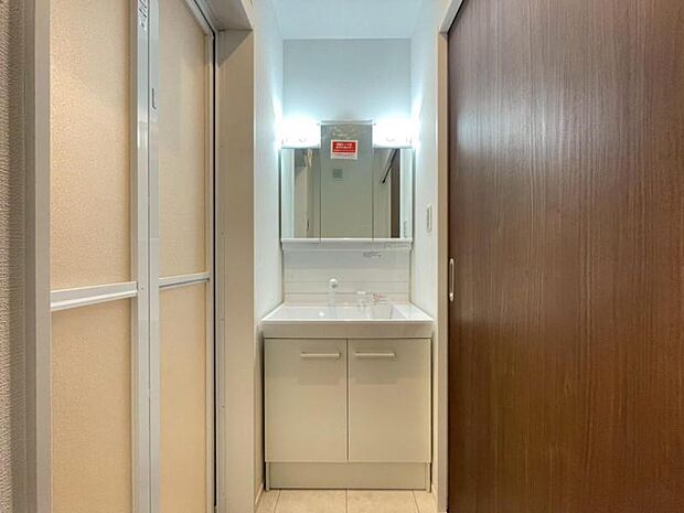 三面鏡の付いた洗面化粧台は、鏡面裏側にも機能的な収納を配置。普段使いの洗面小物やスキンケア用品などが衛生的に保管できます。