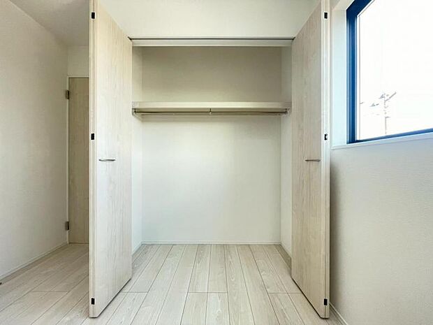 各居室にクローゼットがあり、洋服ダンスなどを置く必要がないのでお部屋を広く使えます。