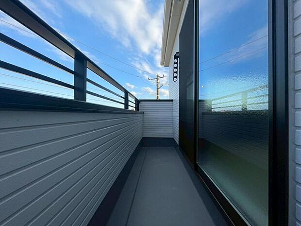 陽の光に照らされるバルコニーを、爽やかな涼風が吹き抜けていきます。