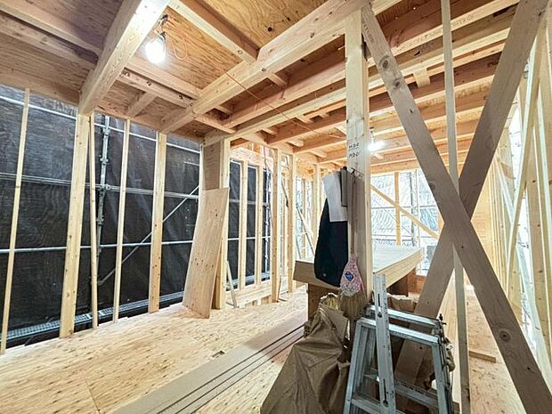 リビング全体が見渡せる対面式システムキッチン。食事の用意をしながら家族との会話も弾み笑顔溢れる空間です。(2026.2.23撮影)