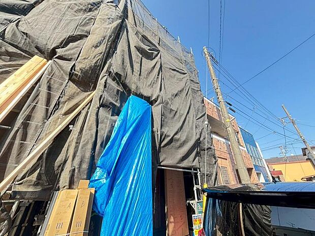 堂々たる趣ながら、主張し過ぎずどこか余裕を感じさせるフォルムで佇む邸宅は、晴天の空と照らし合わせる事で、本来あるべき完成形の姿を見せてくれます。(2026.2.23撮影)