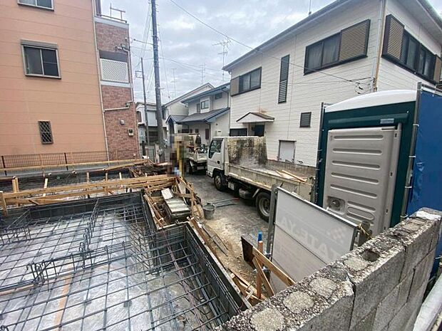 お住まいの前を通るのはご近所さんだけの閑静な私道です。静かな住環境でお過ごし頂けます。（2026.1.20撮影）