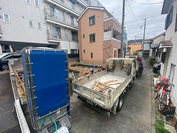 前面道路は約4ｍございますので、毎日のお車の出し入れもストレスなく行えます。（2026.1.20撮影）