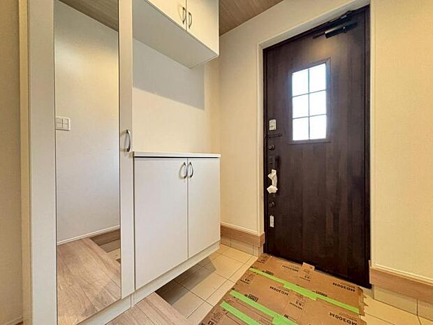 シューズボックスについている鏡は靴を履いた全身を写せるので外出時の最終チェックに最適です。