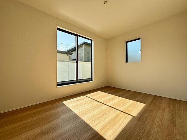 窓から注がれる光で家族とのコミュニケーションも明るくなりそうな居室です。