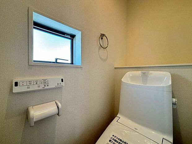 ウォシュレット付きのトイレ。落ち着いた空間で安らぎのひとときをお過ごしいただけます。