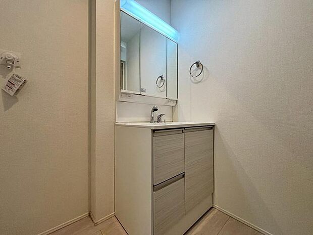 三面鏡の付いた洗面化粧台は、鏡面裏側にも機能的な収納を配置。普段使いの洗面小物やスキンケア用品などが衛生的に保管できます。