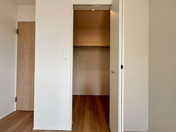 たくさんの洋服をかけることができる収納力と取り出しやすさが魅力のWIC。スーツケース、ストック品など何でも収納できる嬉しい空間です。