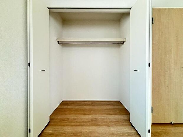 クローゼットには棚やハンガーパイプが付いており、スーツや上着などがスッキリ収納可能です。