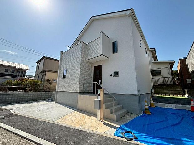 建物につながる駐車スペース。重いものの、荷物の出し入れも安心です。