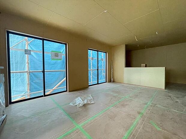 ゆったり18帖の広々リビング。明るさと風が入る窓配置が安らげる空間を演出します。(2026.3.18撮影)