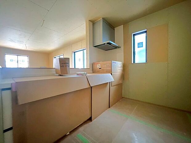 リビング全体が見渡せる対面式システムキッチン。食事の用意をしながら家族との会話も弾み笑顔溢れる空間です。(2026.3.18撮影)