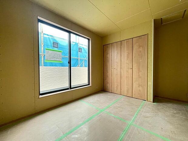 窓からたっぷりと陽光が注がれる明るい空間。時を忘れて過ごす場所として過ごせるお部屋にクローゼットをご用意。(2026.3.18撮影)