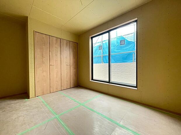 窓からたっぷりと陽光が注がれる、明るく快適なプライベート空間となっています。(2026.3.18撮影)