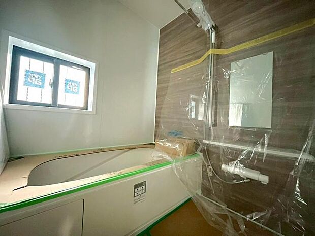 光に照らし出されたバスルーム。広い浴槽にゆっくりと身を沈め深く瞑想をすれば、また新たな活力が膨らんできます。(2026.3.18撮影)