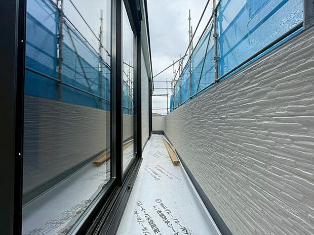 太陽の光と共存するライトカラーのバルコニー。2部屋をまたぐ広さは、梅雨時の貴重な晴れの日もまとめて干せる程の余裕があります。(2026.3.18撮影)