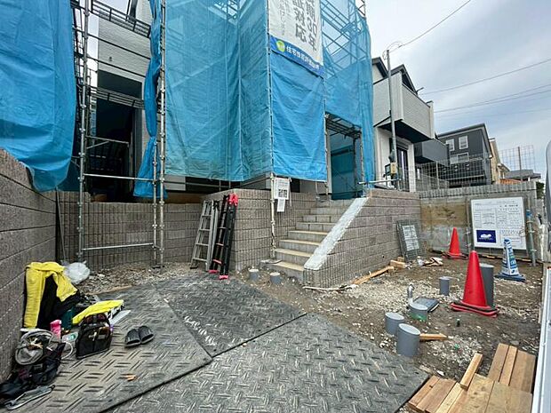 ご両親や友人・知人が訪ねてきても大丈夫。駐車スペース2台分(車種による)を確保してあります。(2026.3.18撮影)