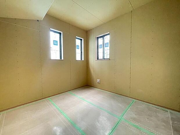 家族個々の安らぎの空間。誰もが好みで飾れるシンプルな室内に仕上げてあります。(2026.3.18撮影)